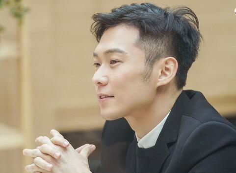 王执臣跟女生们正吃着饭,其他三位男生就出现在了