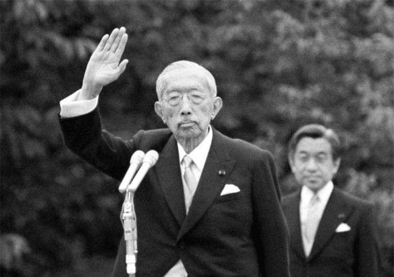 日本战败天皇没切腹谢罪用4字为自己开罪无耻至极