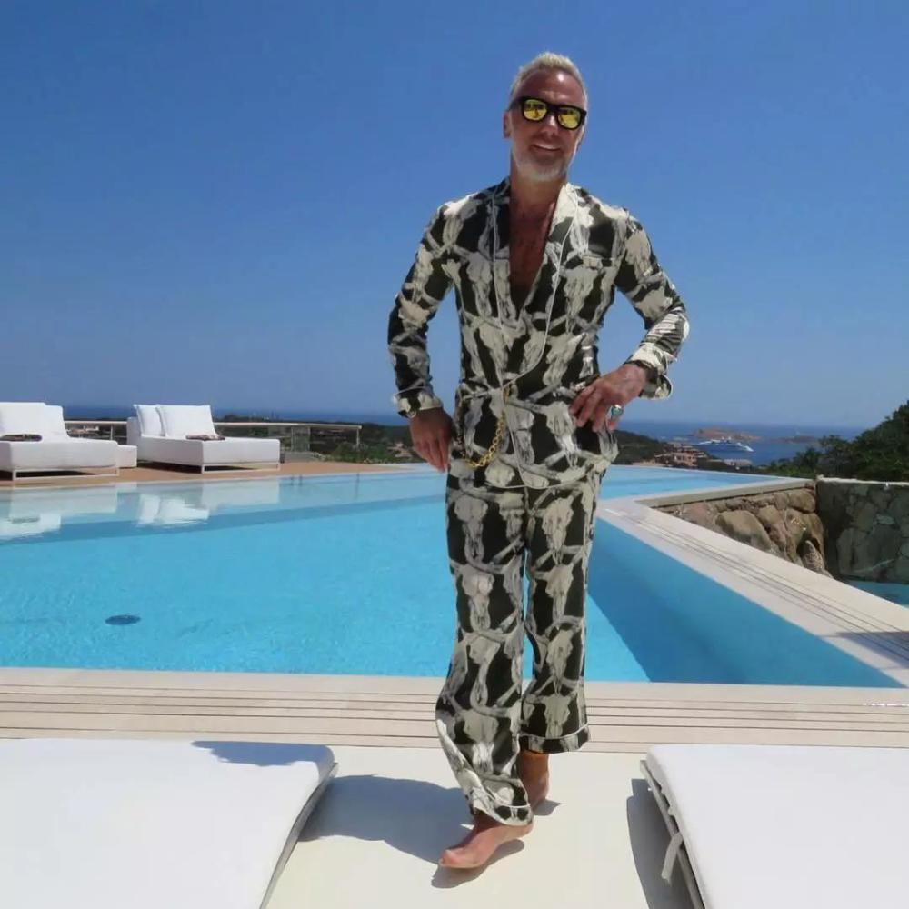 意大利亿万富翁老来得子,穿睡衣办游艇派对,52岁还"老不正经"_腾讯