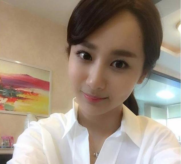 杨紫家客厅装修典雅又奢侈,大型落地窗搭配了鎏金花纹的窗帘,体现得