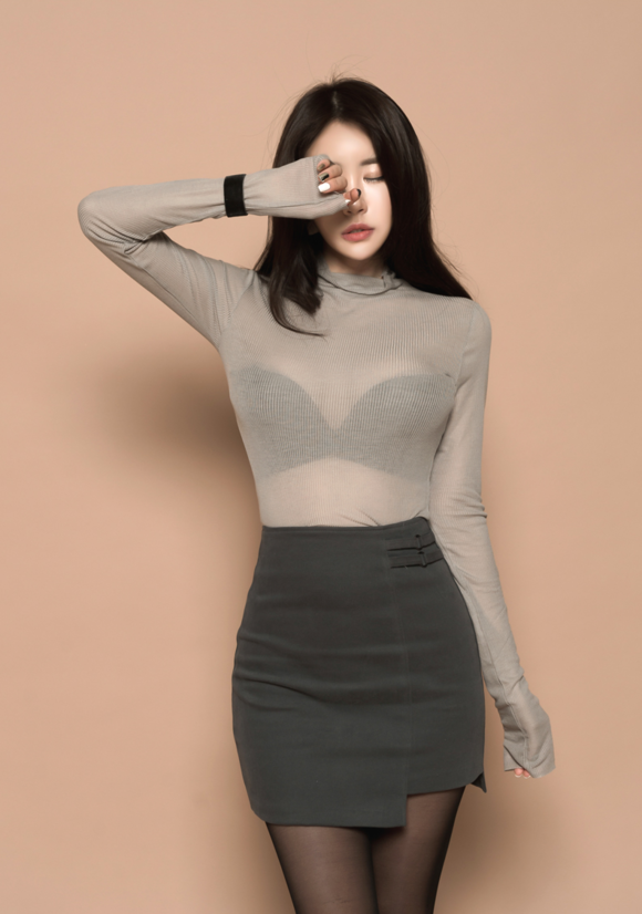 美人图鉴郑有贞小楼一夜听春雨深巷明朝卖杏花最喜你是语笑嫣然