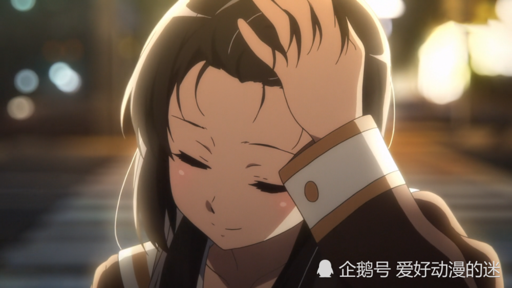 当然,无论是哪一种情况,撩头发这个动作都可以在很大程度上增加女性