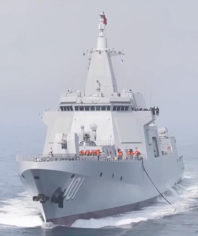 055舰是航母带刀侍卫长 开始陆续服役