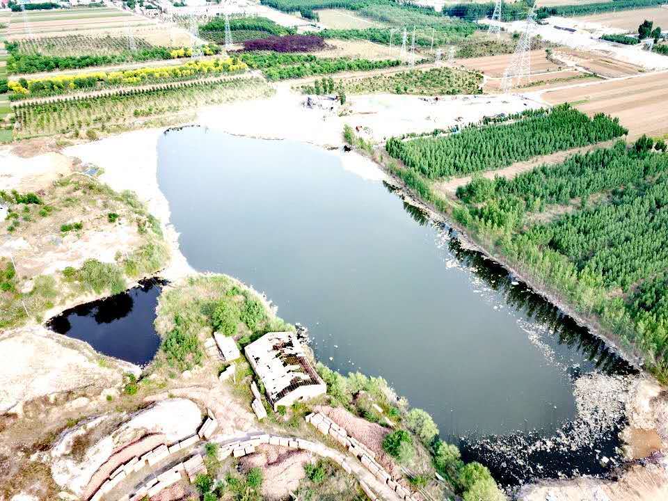 涿州生态环境局的主要领导,韩村河镇,东仙坡镇主要领导一同来到污水坑