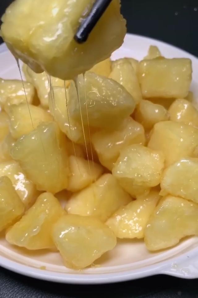 色泽金黄外脆内软糖丝绵长山东特色名菜拔丝苹果