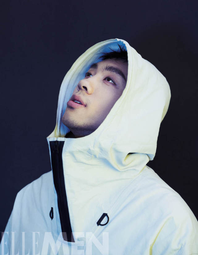 许昕时尚表现力十足牙咬胶皮眼神犀利仰头望天变身忧郁少年