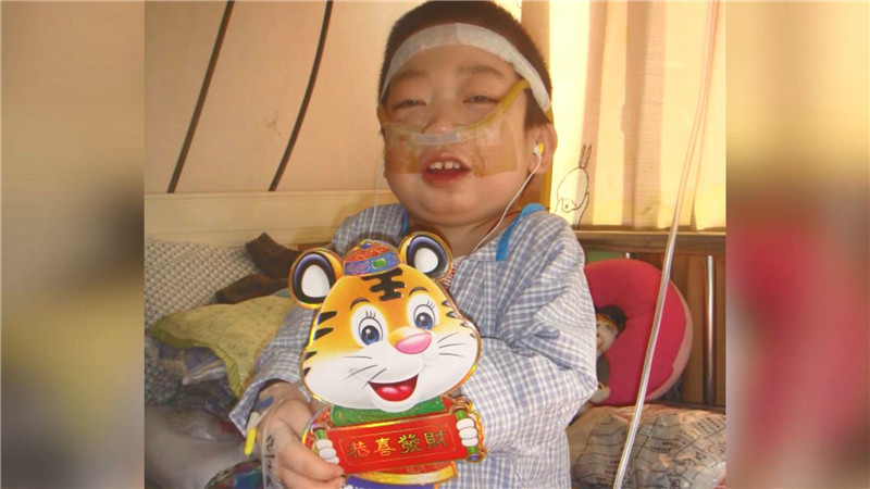 从死神手中逃离后,罕见病男孩坐轮椅去看f1赛车,如今再遇失明风险