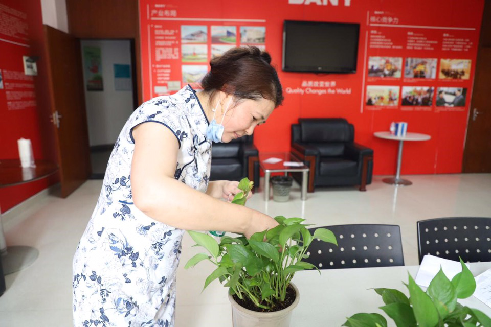 湖南这所学校的保洁阿姨穿着旗袍搞卫生:女儿说我太辛苦,必须要穿好点