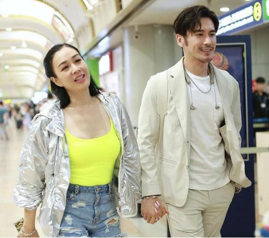 钟丽缇和小12岁老公同框外貌不差啥穿得又闪又亮真是难忽视