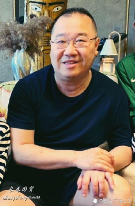 60岁英达近照曝光身材发福头发日渐谢顶