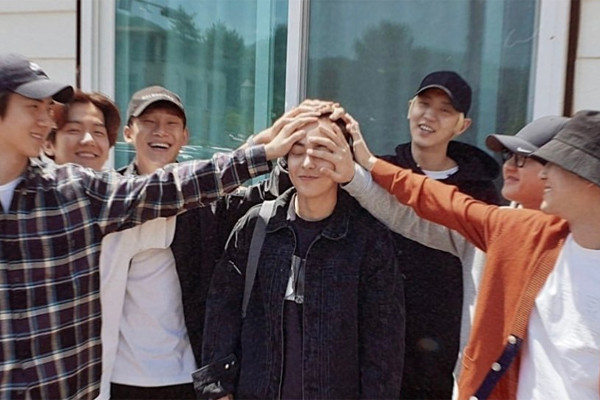 exo摸头照金俊勉入伍前与成员合影时间地点不公开低调进行