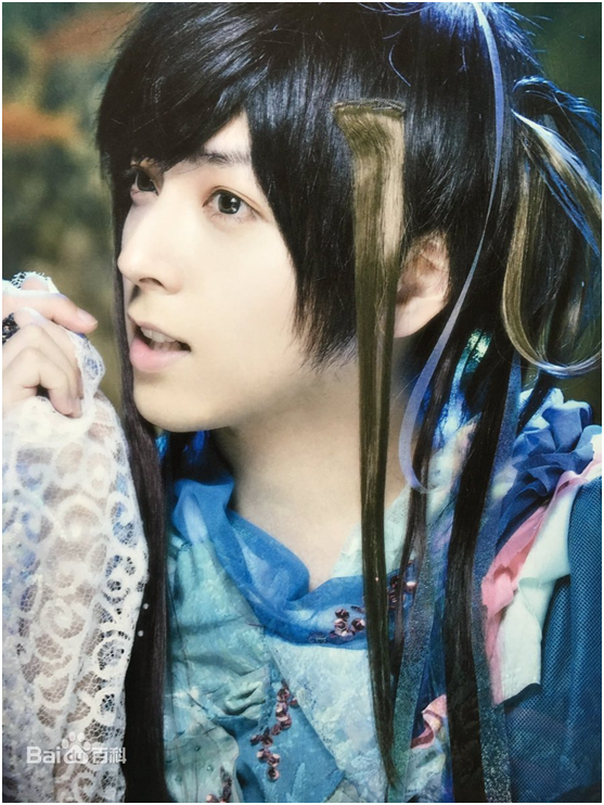 演员,歌手的身份,苍井翔太出众的外貌一直是大家关注的焦点,女装扮相