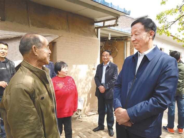 凤翔县委书记王建民脚上泥土多了离乡亲的心就近了
