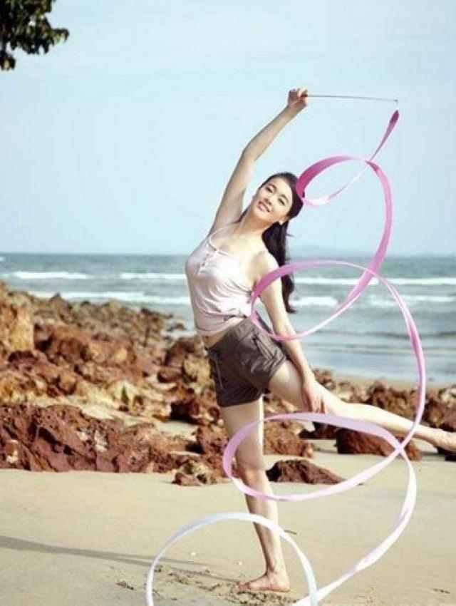 41岁刘璇肚大如箩做产检,王弢手插口袋当跟班,孕肚模样似双胞胎