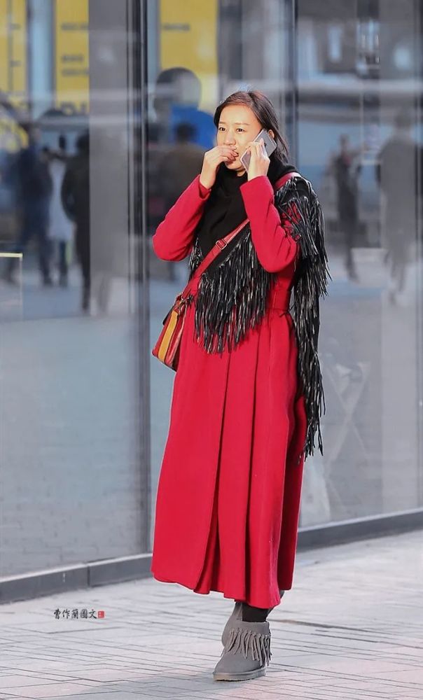 街拍飘摇灵动的流苏装美女