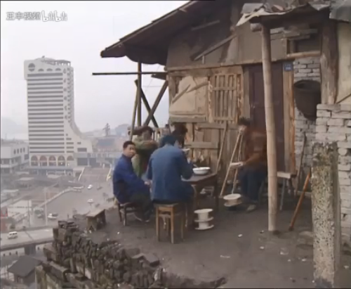 图/《山城棒棒军》《最后的棒棒》里,自力巷53号紧邻着解放碑,在"阳台