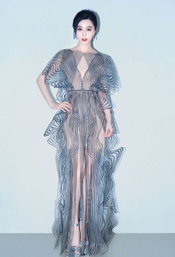 范冰冰为镜头穿"透光裙",昔日女神魅力重现,只为这一刻聚焦!