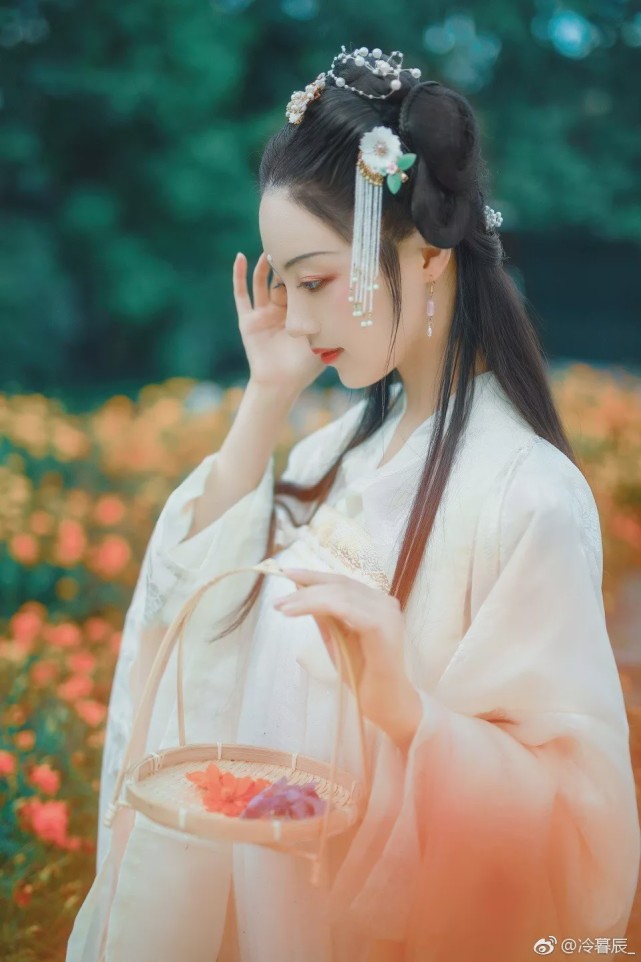汉服小仙女:清素若九秋之菊