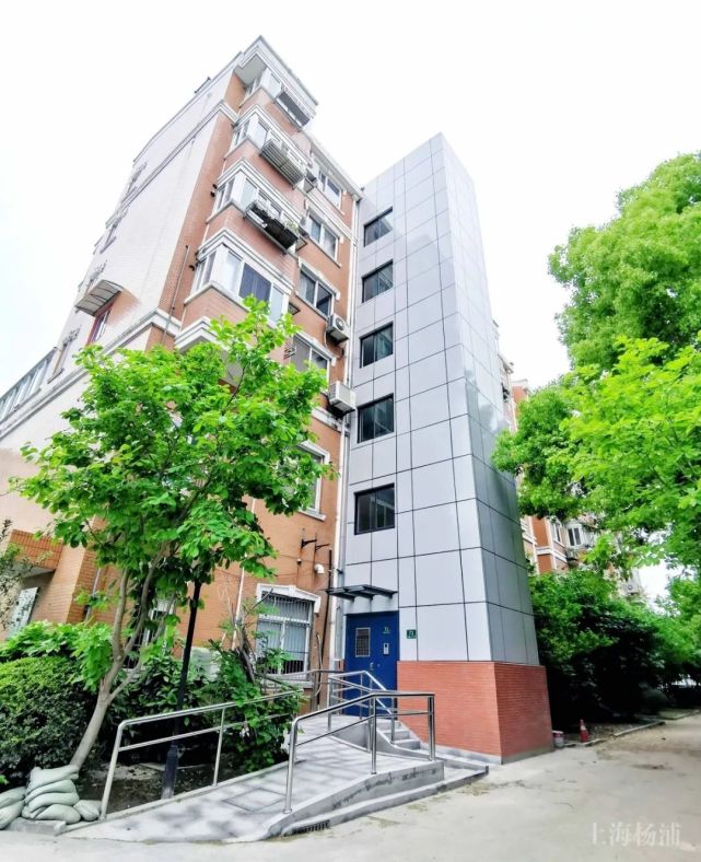 长阳新苑小区第一台多层住宅电梯能顺利完工