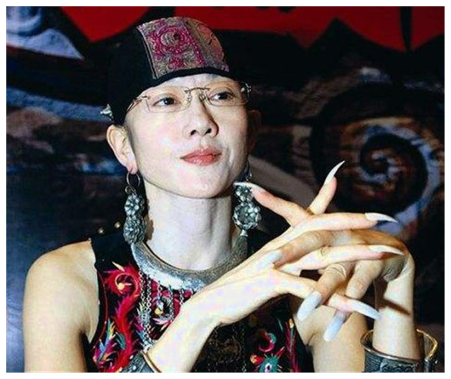 62岁杨丽萍美甲费一年十八万,为瘦"取骨",今生图令人唏嘘!