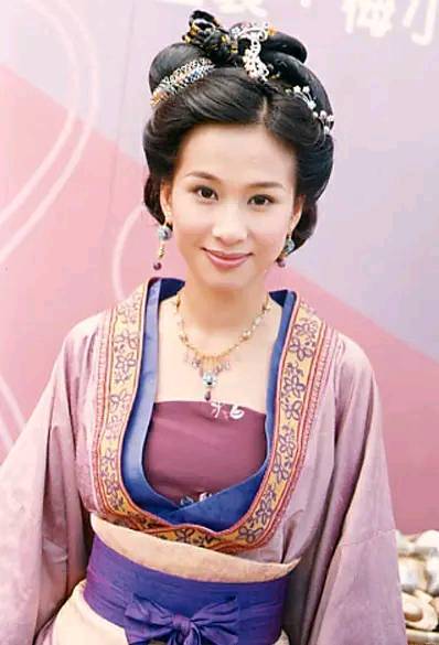 15岁出道的傅明宪,巅峰时退出娱乐圈,一把好牌被打烂至今仍单身