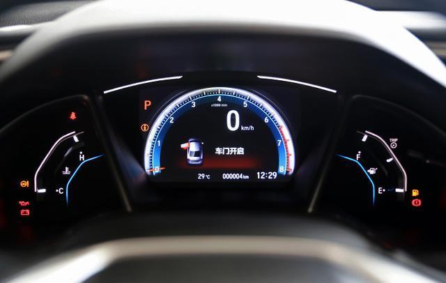 车型并没有太大的区别,液晶仪表盘和7英寸的中控显示屏也都没有缺席