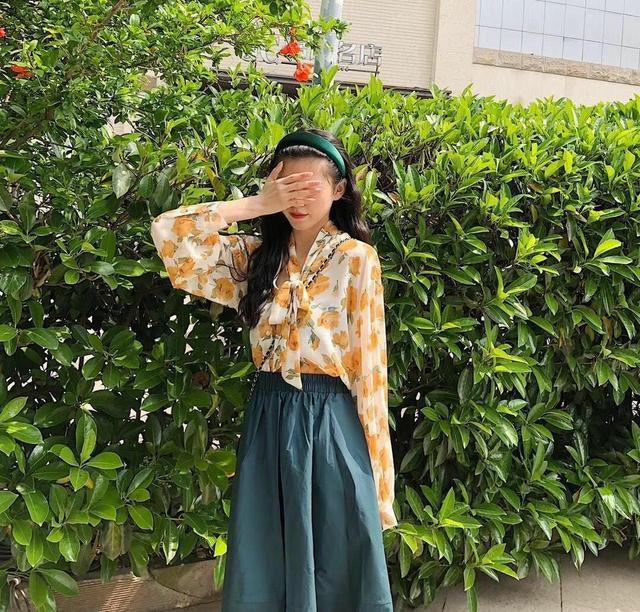 这套穿搭是夏天橙子汽水般的穿搭,元气满满,半身裙选用墨绿色的工装裙