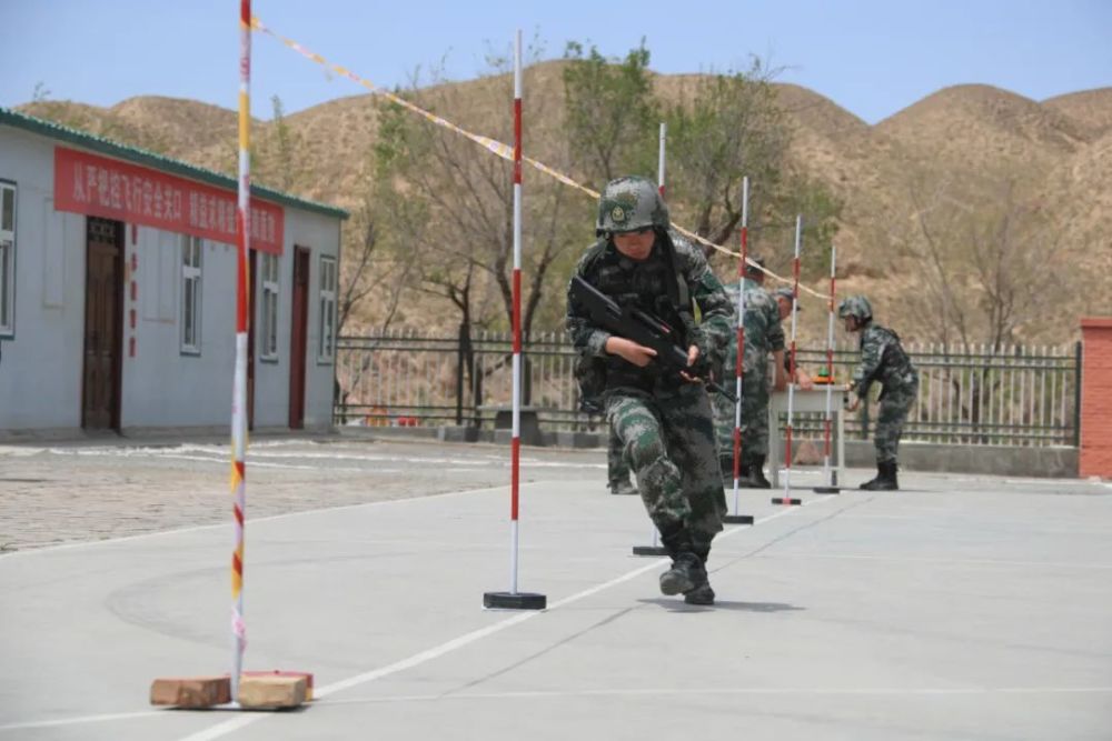 20米*5持枪绕杆屈身往返跑▲为获胜者颁奖比武争先,女兵也不落后,以