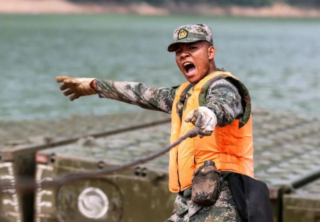 舟桥兵训练,就是这么"燃"!