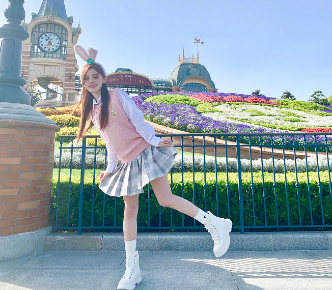 鞠婧祎游玩迪士尼乐园镜头扫到全身照那一刻这哪像是1米59的腿