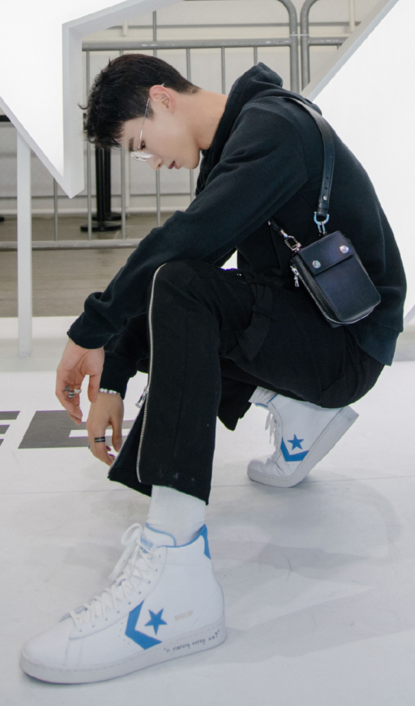 穿aj太捂脚咋办?不如试试白敬亭的"火焰鞋",清爽又显腿长