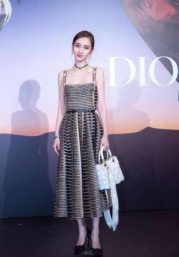 有种"看不懂"叫杨颖,别人穿阔腿裤配运动鞋,她却这么玩