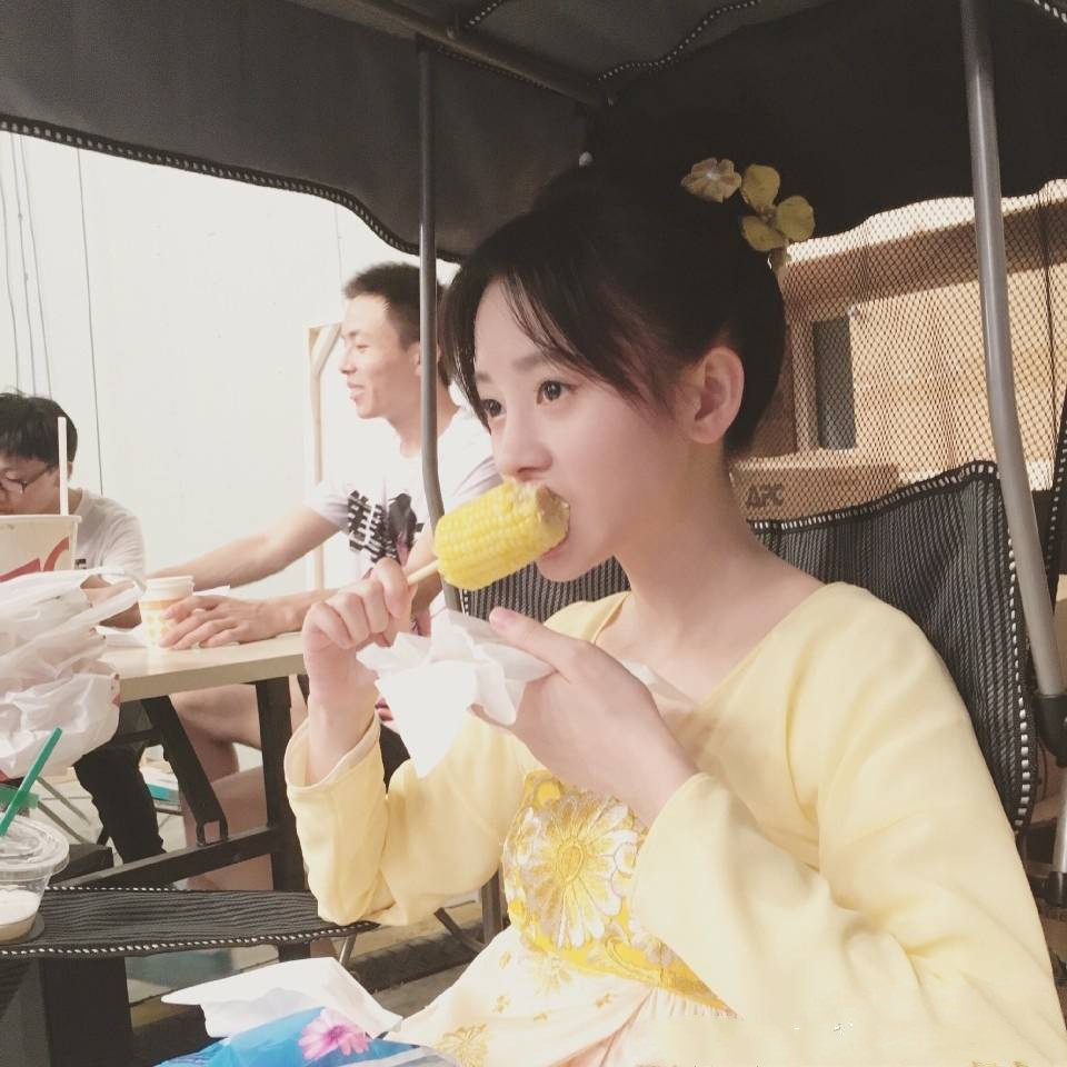 鞠婧祎生活照分享 带你探寻小鞠吃饭时的点滴瞬间