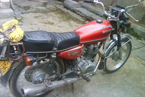 但是这也是一款足够经典的摩托车,它搭载的是125风冷单缸的发动机和