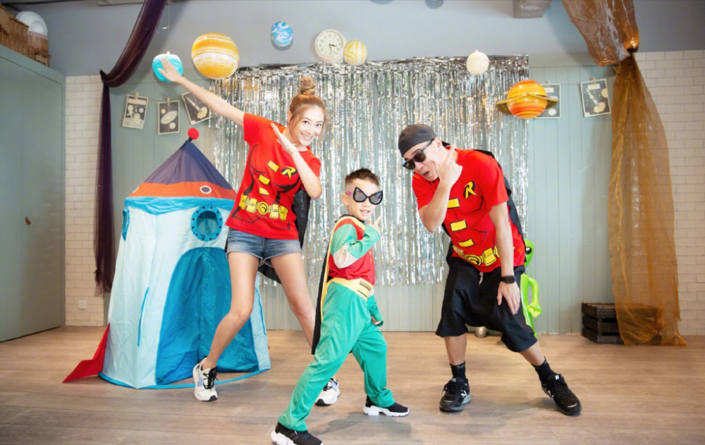 应采儿|应采儿恢复得真快，产后一个月穿黑色装戴蝴蝶结发箍，四肢好纤细