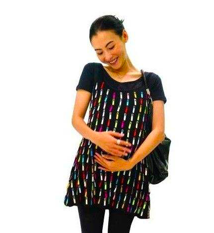 张柏芝很幸运,昔日挺孕肚逛街有人陪伴,谢霆锋手插裤袋还搂老婆