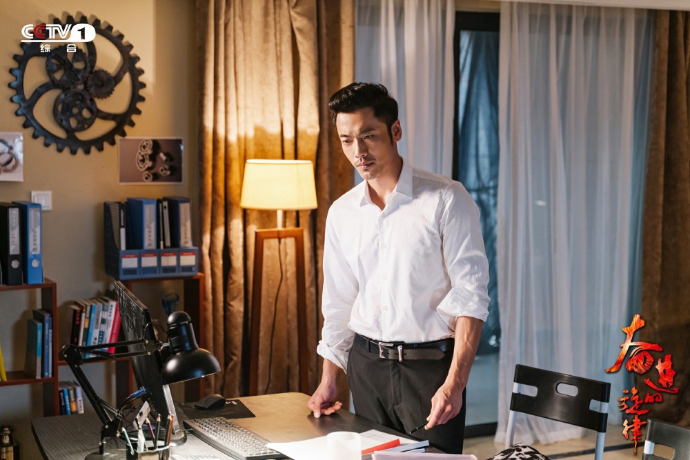 央视黄金档剧《奋进的旋律》二播 "奋二代"薛皓文凭实力揽口碑