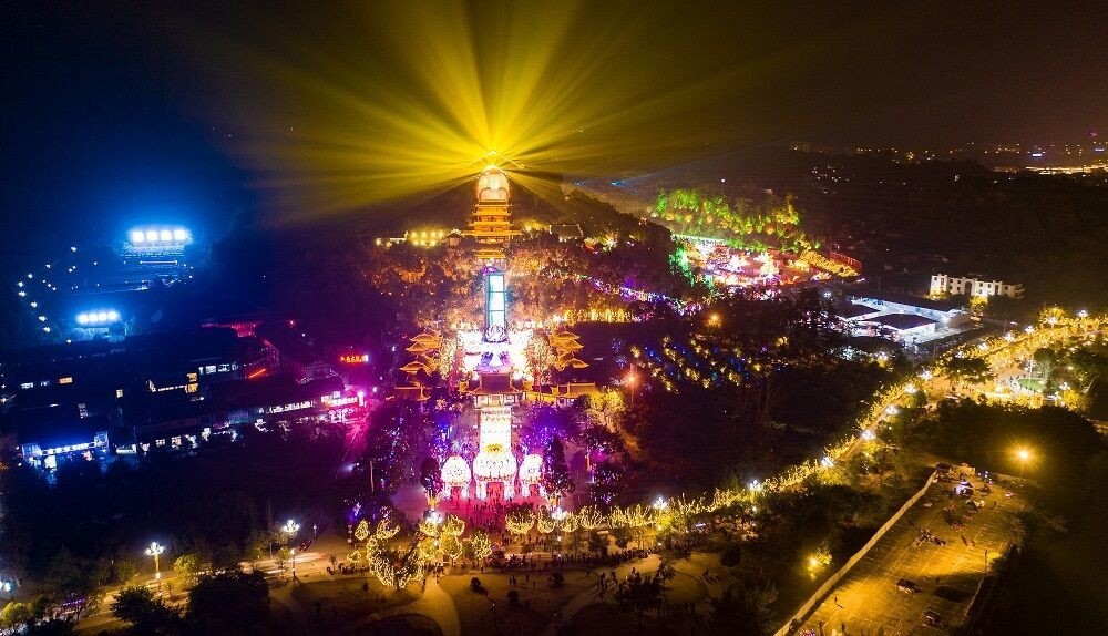 白天游玩晚上观灯来荣县体验一场如愿之旅