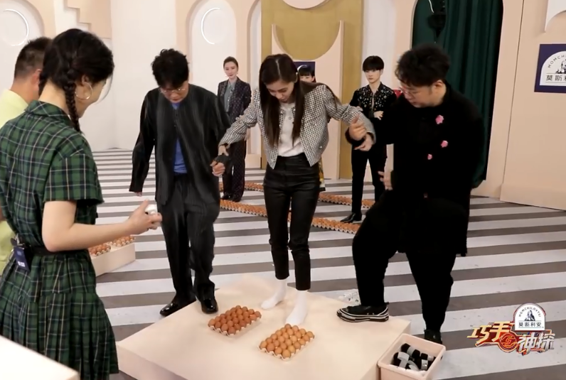 baby光脚踩鸡蛋,最后一个都没碎,网友赐她新称号:人间排骨精