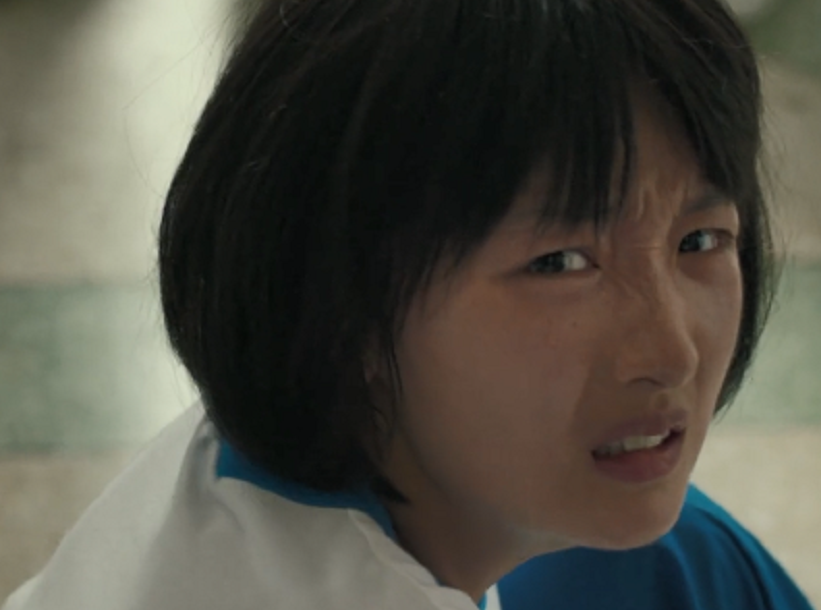 《少年的你》:陈念被推下楼梯时,谁注意了围观同学的表情?扎心