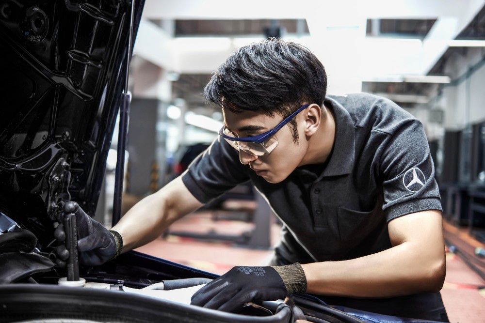 操作流程方面,认证技师按照奔驰制定的标准化维修操作流程,同时借助原