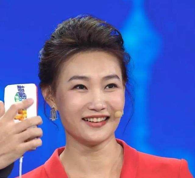 央视主播李梓萌是艺名真实名字曝光40岁单身让市长父亲很着急