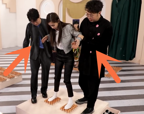 baby脚踩鸡蛋时,肖央杜海涛纷纷上前帮忙,唯独周震南在"看戏"