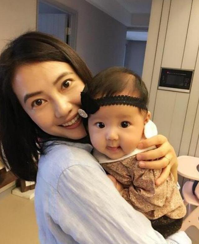 最近网上流传的一组照片,是赵又廷和高圆圆,以及他们的孩子一起出门的