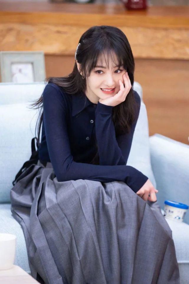 郑爽真是怎么扮嫩都不过分!穿御姐西装裙配双马尾,甜到心坎里了