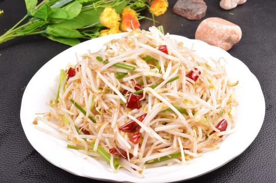 炒酸辣绿豆芽时,先放醋还是先放豆芽呢?