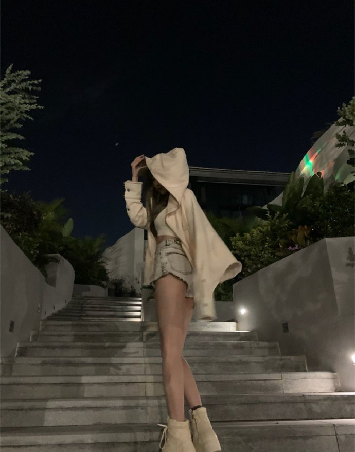 腐团儿晒自拍引争议这腿怕不是有1米5本人回应没p图