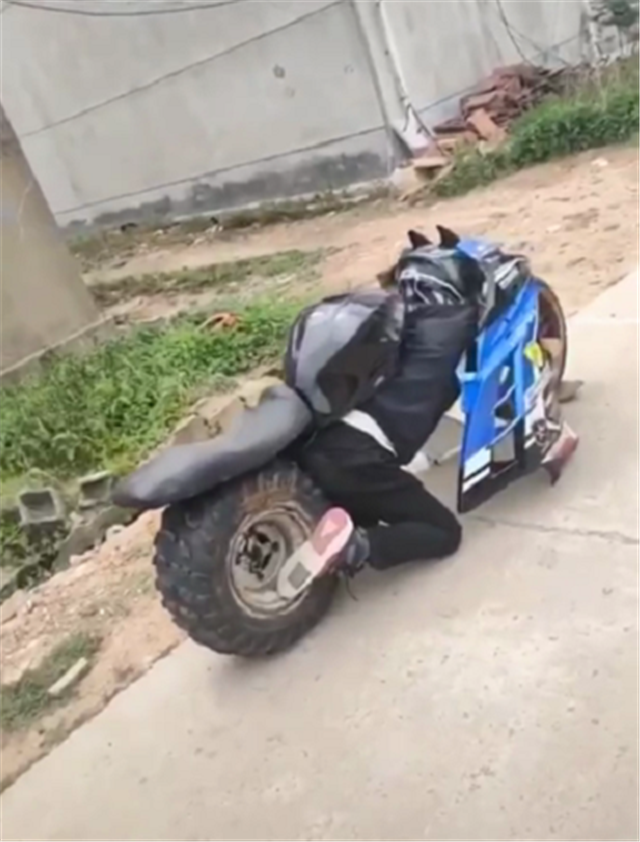 "人肉型"机车,套摩托车外壳,前轮用手拿捏,看似拉风实则摆设