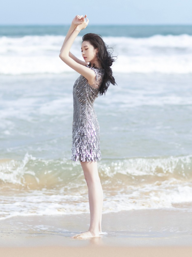 不懂为何张艺凡只留长直发?看她曾经的卷发形象,这谁能认得出