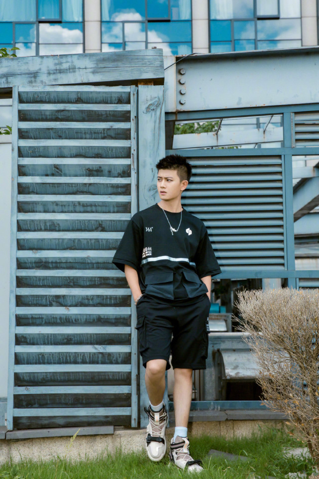 戏红人不红?31岁古装专业户任嘉伦,穿搭像男团成员